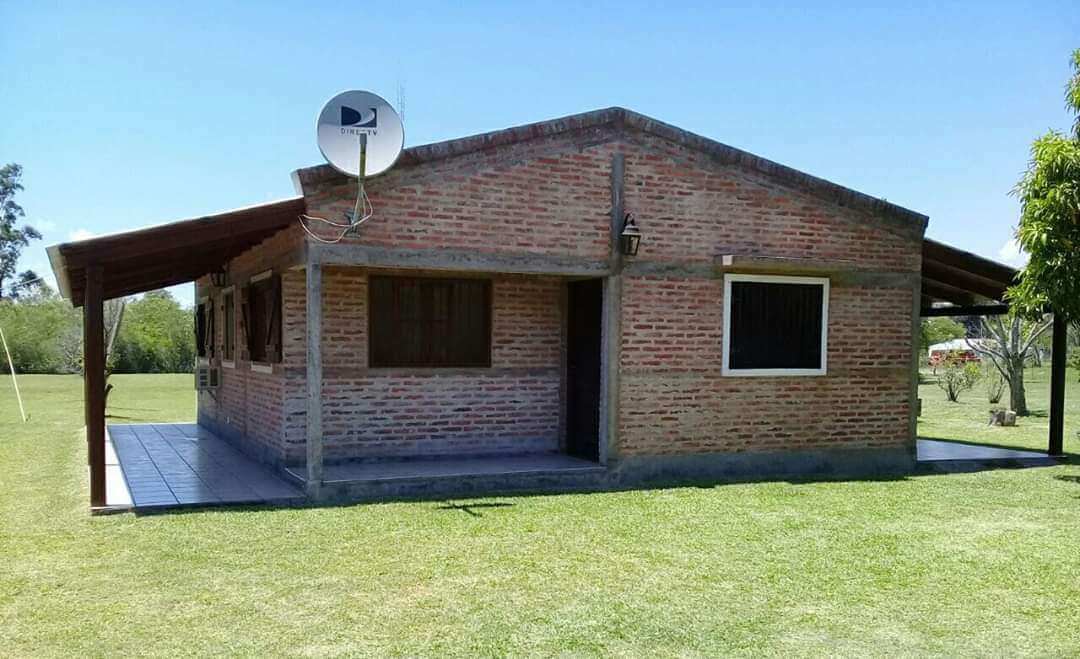 Cabaña de ladrillo con galería y amplio predio