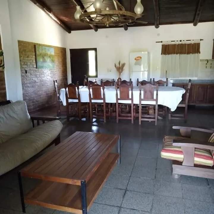Salón comedor con mesa larga y techo de madera