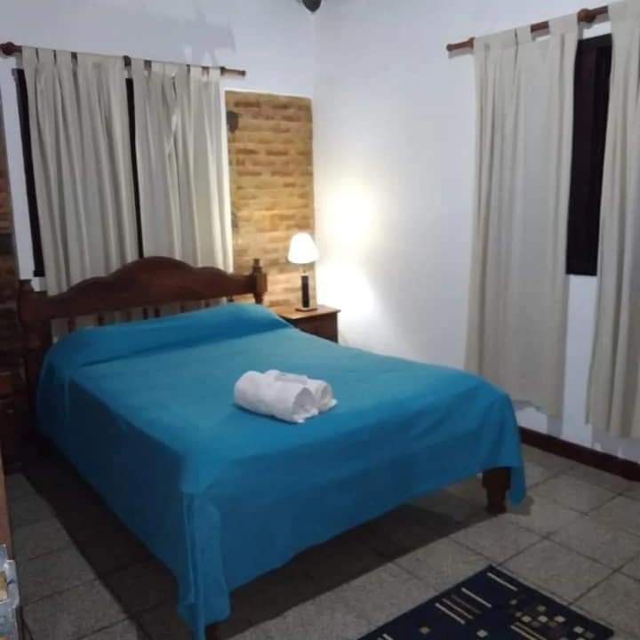 Habitación doble con pared de ladrillo visto