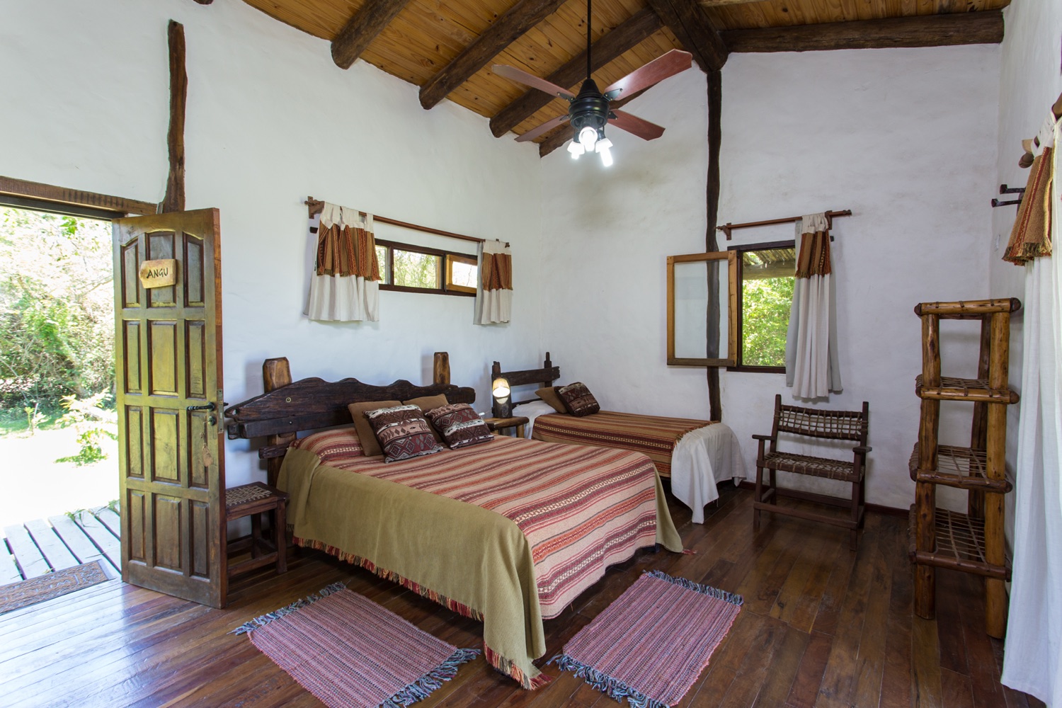Cabaña Angu  -  habitación doble con decoración rústica y techos de vigas