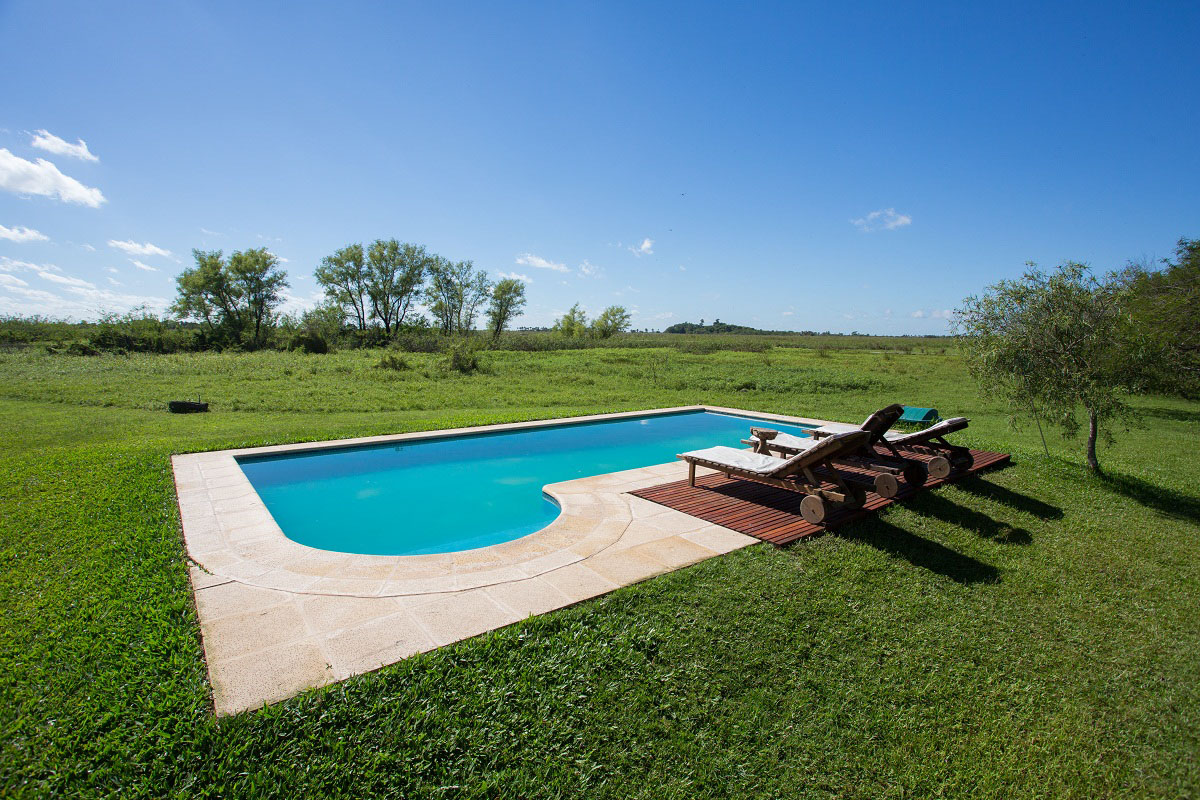 Pileta con vista panorámica a los esteros