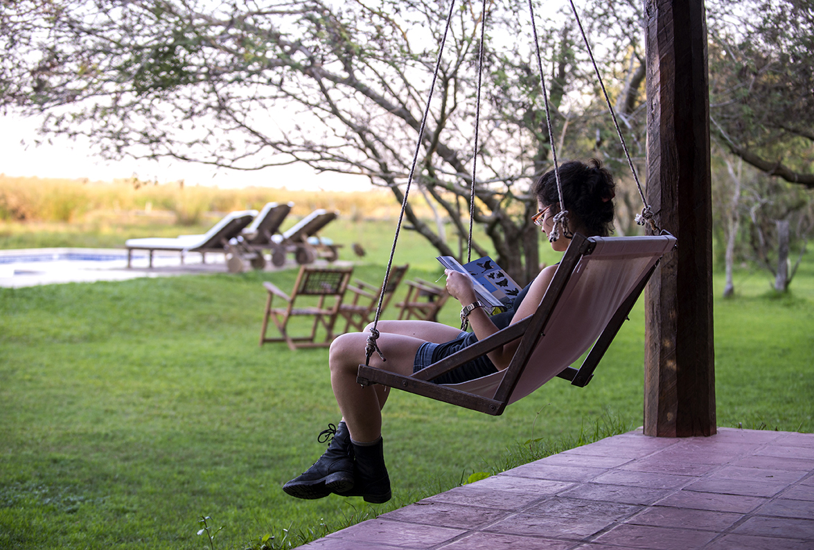 Hamaca colgante para leer al atardecer