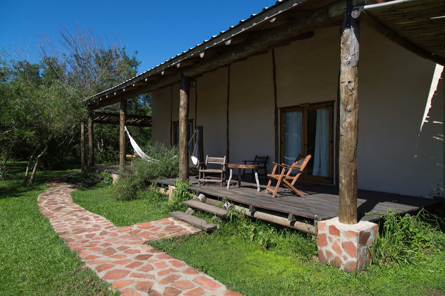 Galería de habitación con sendero de piedra