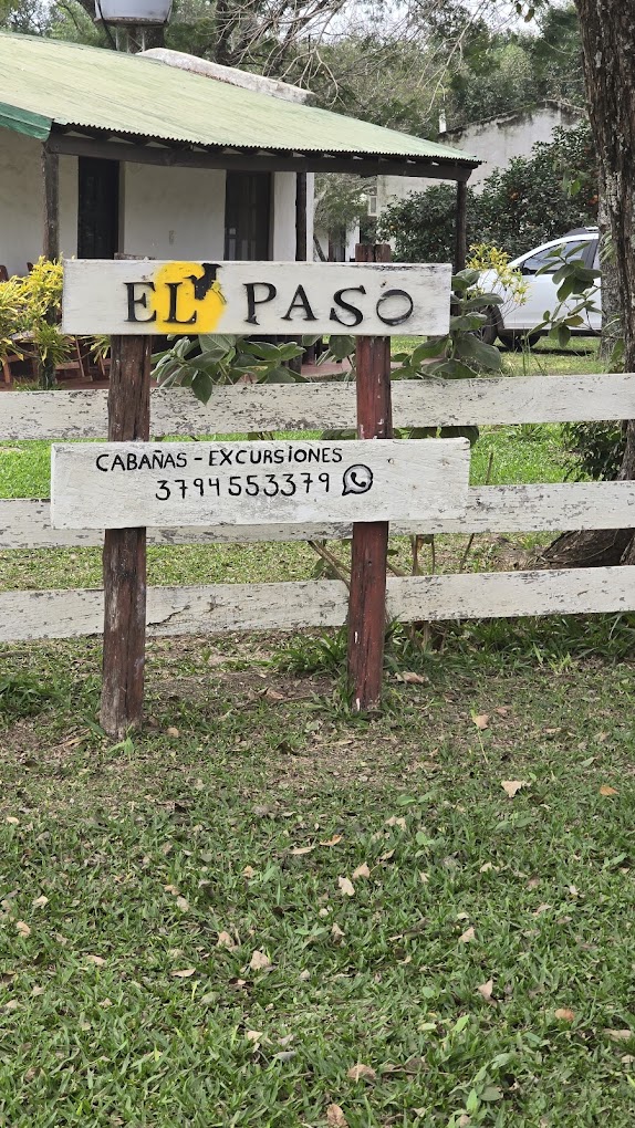 Galería con sillones y vista al arbolado nativo de El Paso
