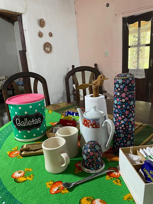 Mesa de desayuno con galletas, tetera e infusiones
