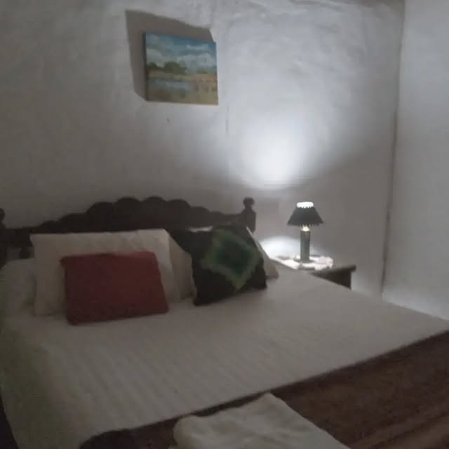 Habitación doble con velador y decoración de campo