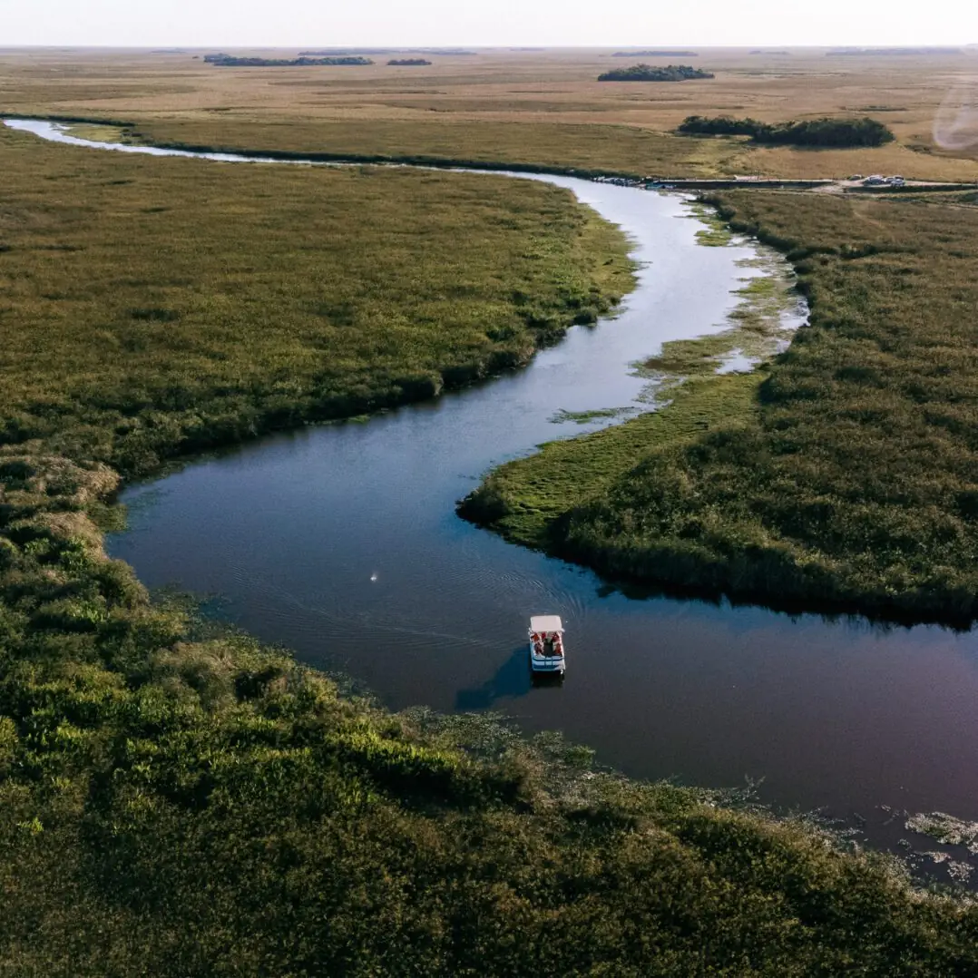 Vista aérea  -  lancha en el canal de los esteros del Iberá