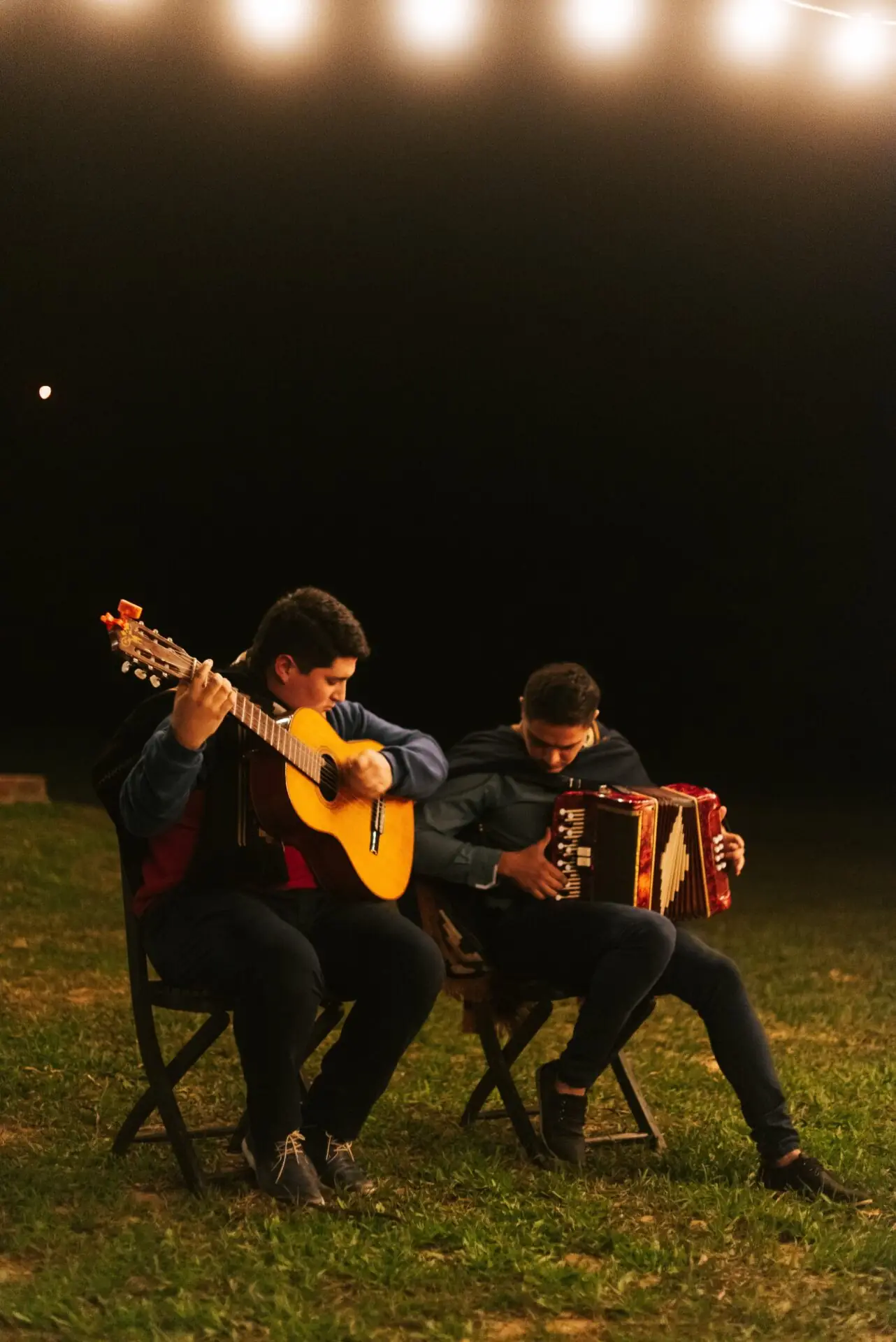 Música de chamamé en vivo bajo las luces del jardín