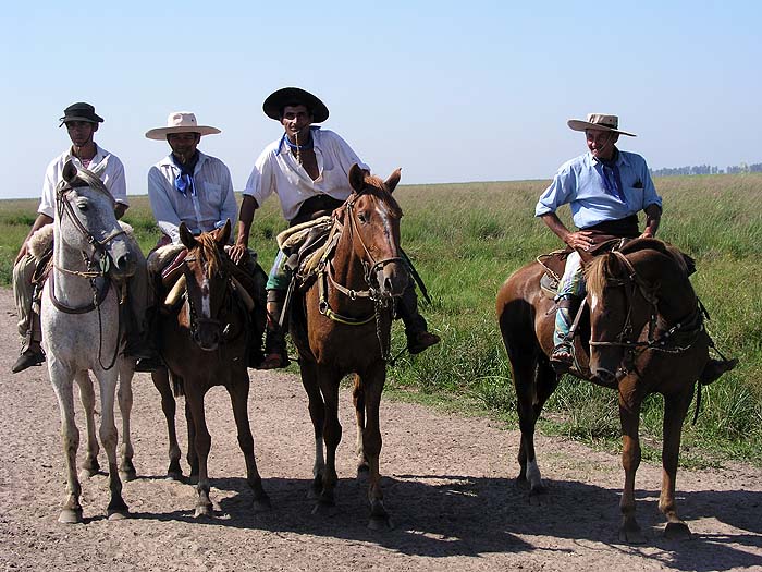 Gauchos de la estancia a caballo por el campo correntino