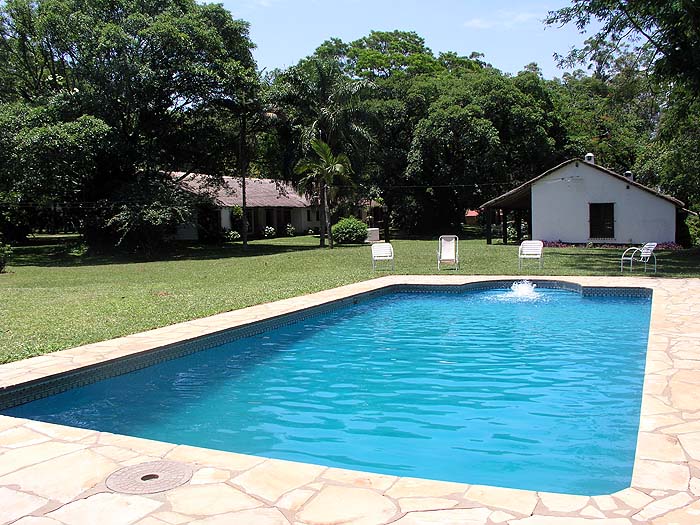 Pileta de la estancia rodeada de arbolado centenario