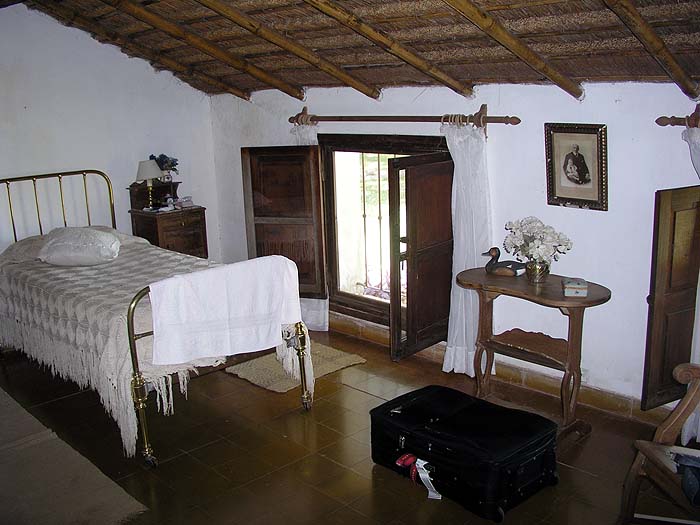 Habitación con cama de hierro y techo de tacuara artesanal
