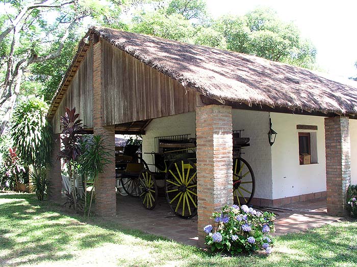 Carruaje colonial en el galpón histórico de la estancia