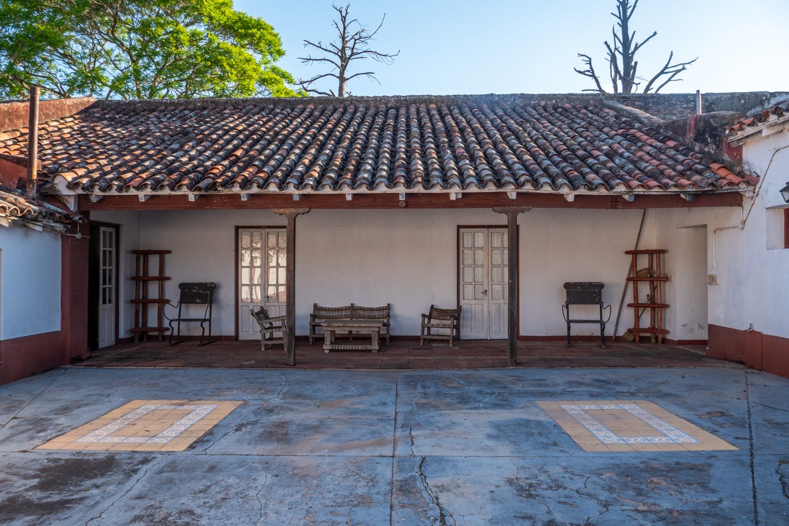 Courtyard gallery with benches and chairs