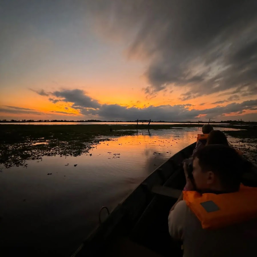Atardecer naranja sobre la laguna, visto desde la lancha de Esteros Ñe'é