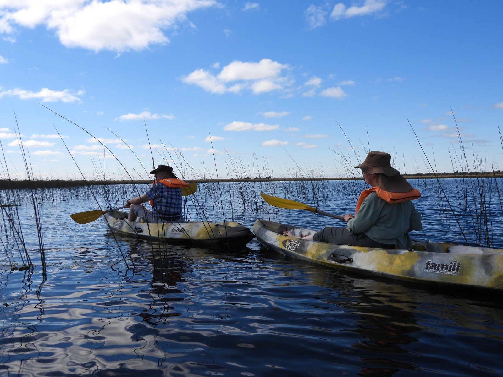 Dos kayaks en el agua, bajo el cielo abierto