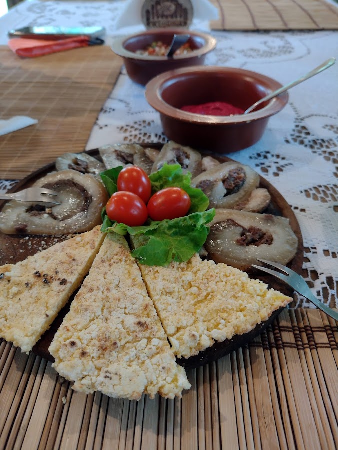 Chipá guazú con hongos salteados, tomates cherry y ensalada