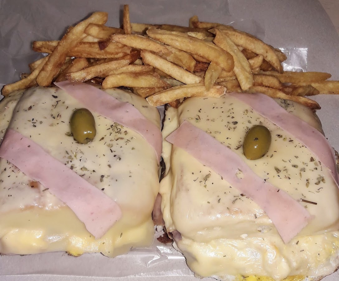 Milanesas napolitanas con jamón, queso y aceitunas, papas fritas caseras