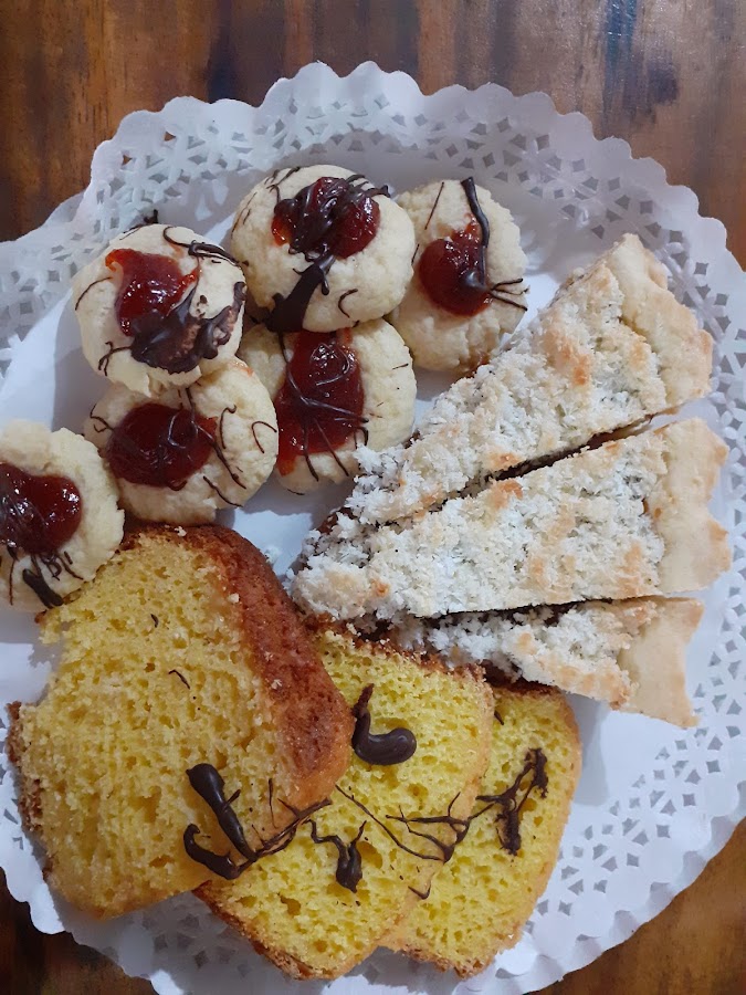 Postre casero: galletas de coco, budín y galletitas con dulce de leche
