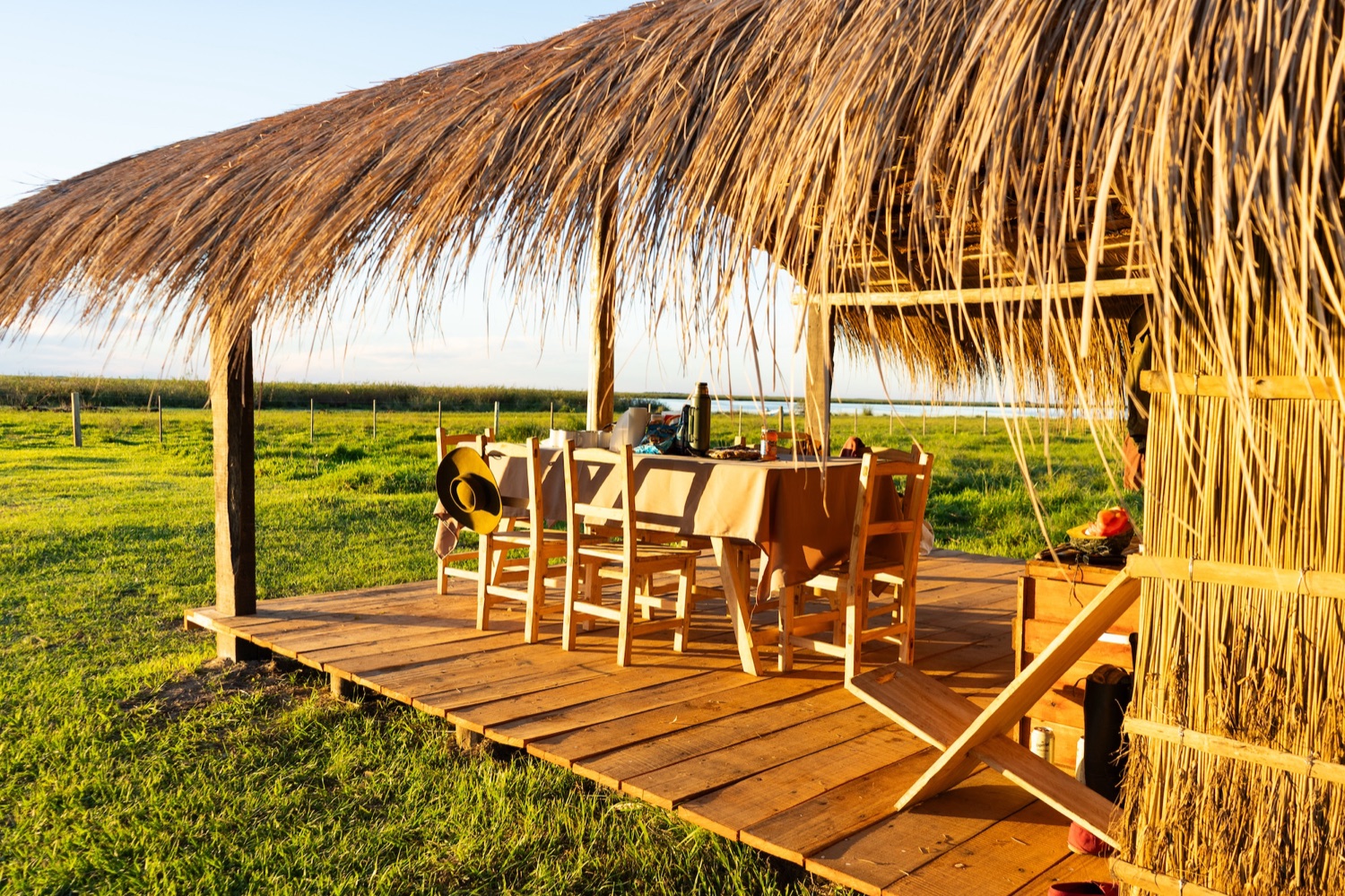 Refugio gaucho de paja y madera al atardecer  -  pernocte en la travesía