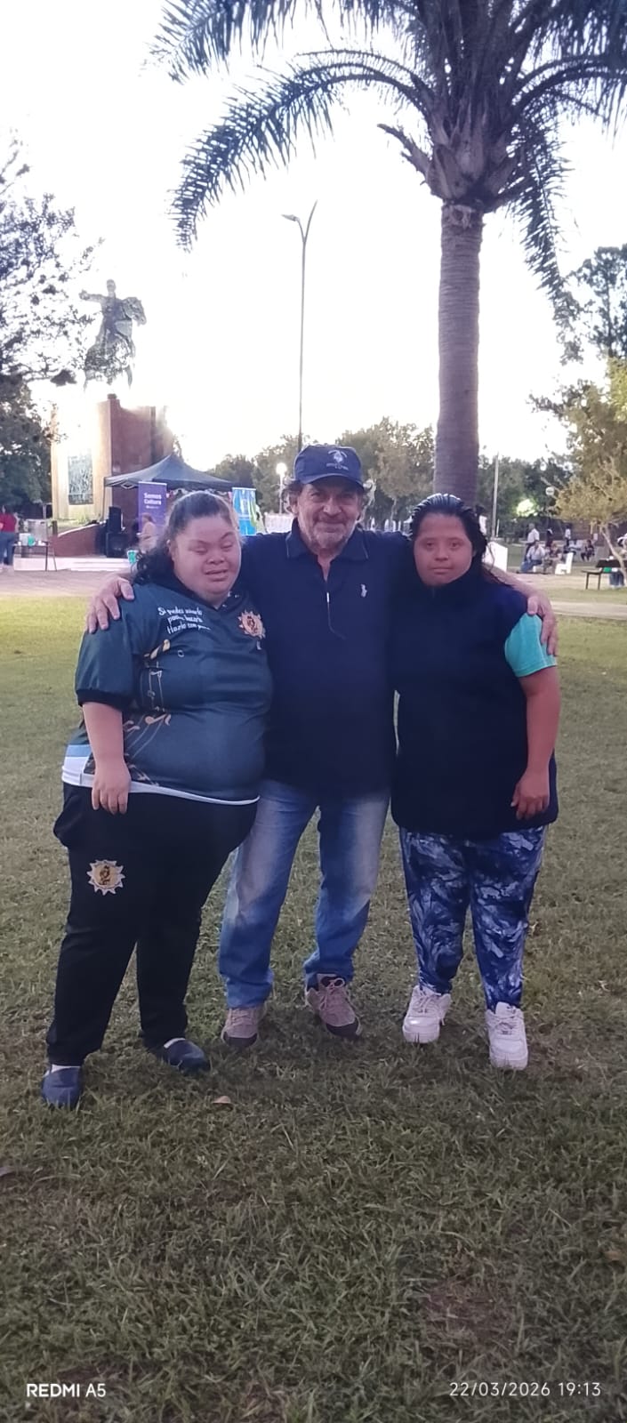 The guide with two participants on an outing, in the Chavarría town square