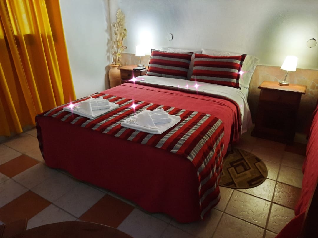 Habitación matrimonial con cortinas amarillas