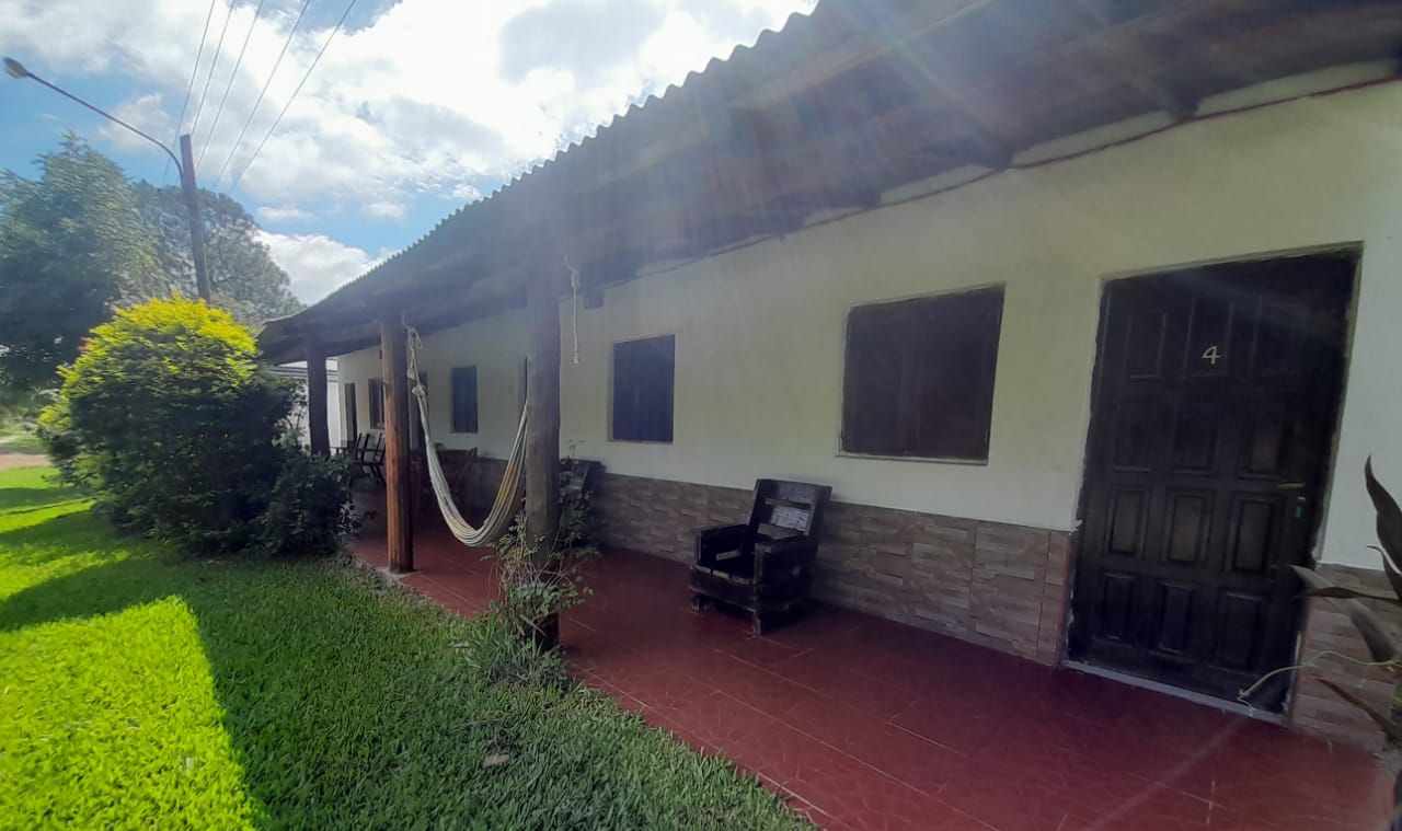 Galería con hamaca paraguaya y puertas numeradas