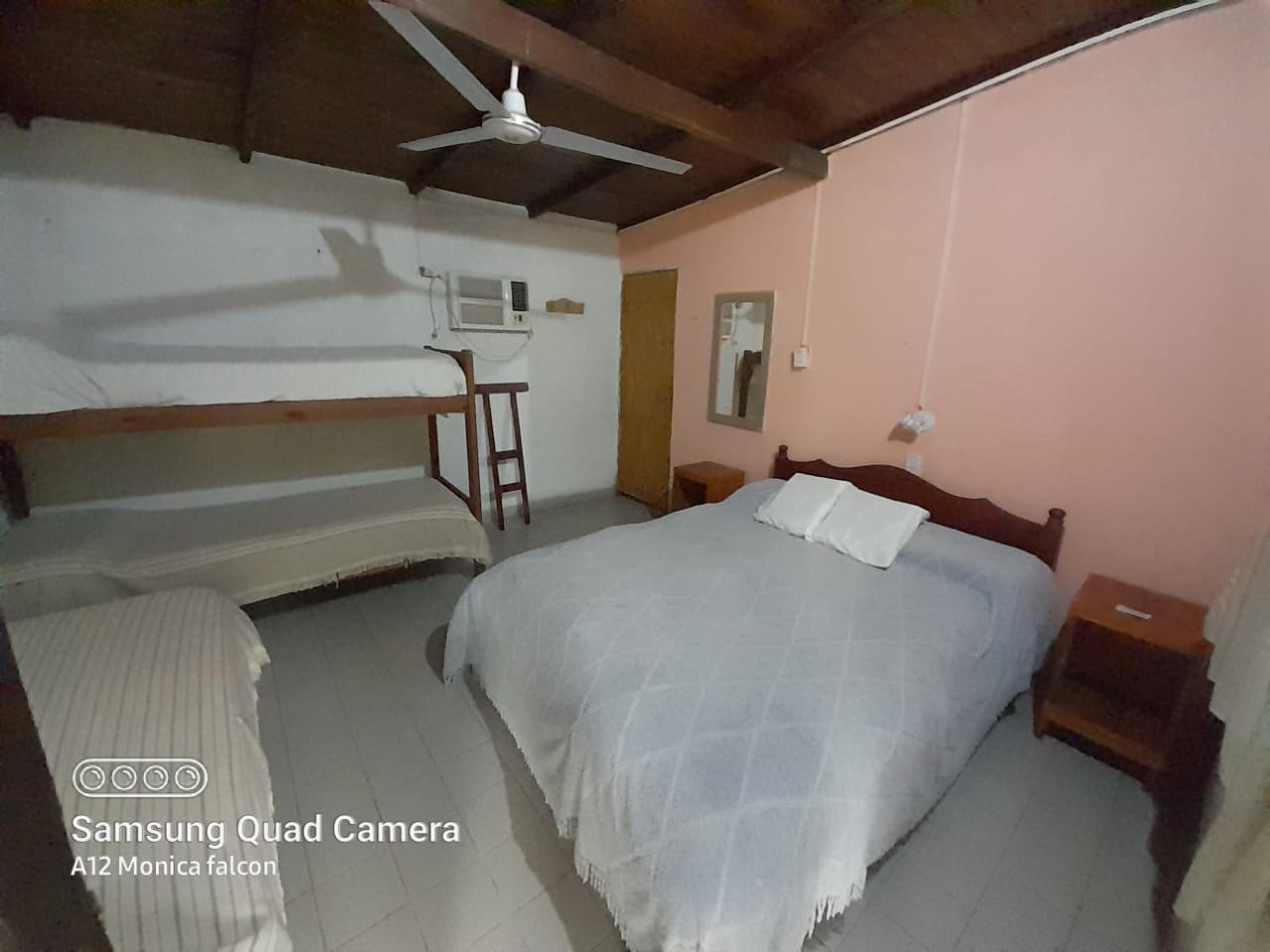 Habitación familiar con cama doble y litera
