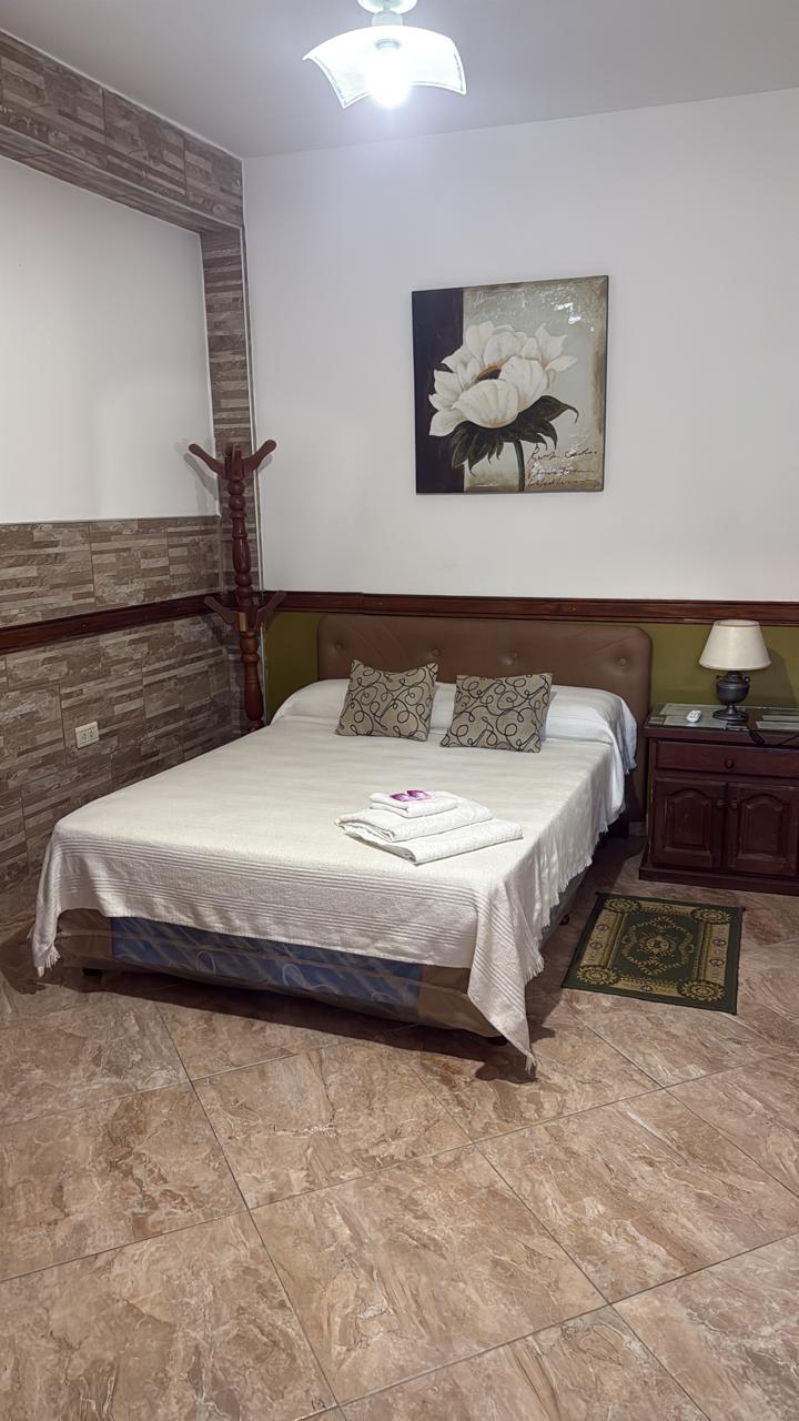 Una habitación con cama matrimonial