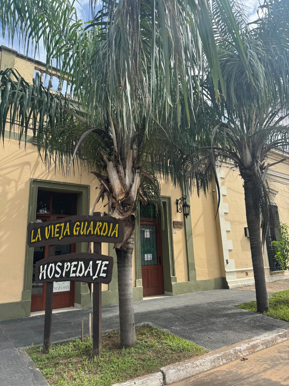 El frente del hospedaje, sobre la vereda