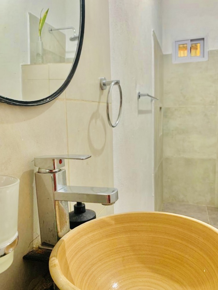 Baño con bacha artesanal de madera