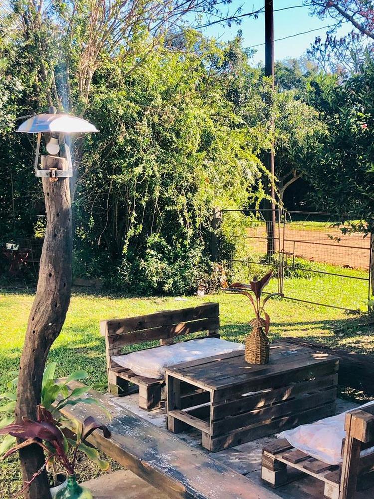 Rincón del jardín con muebles de palets