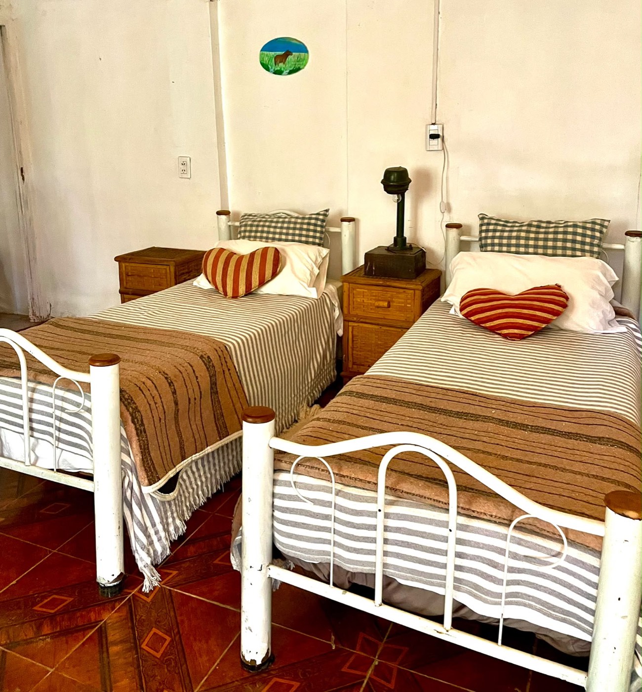 Habitación twin, con las camas de hierro