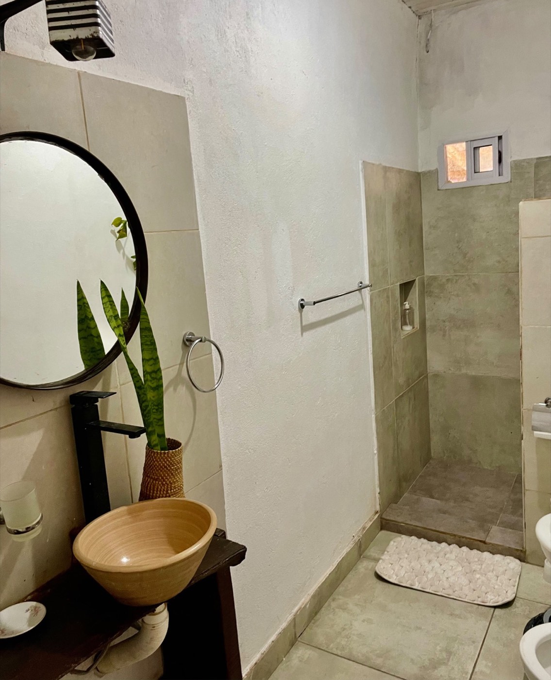 El baño, con la bacha de madera