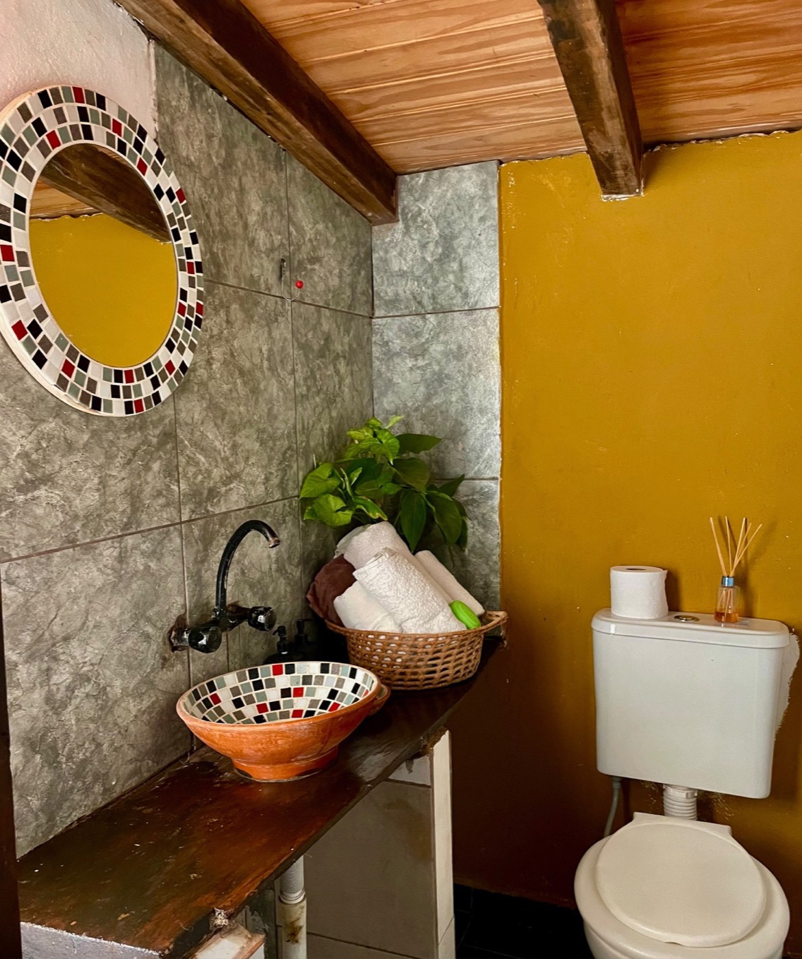 El baño, con el espejo de mosaico