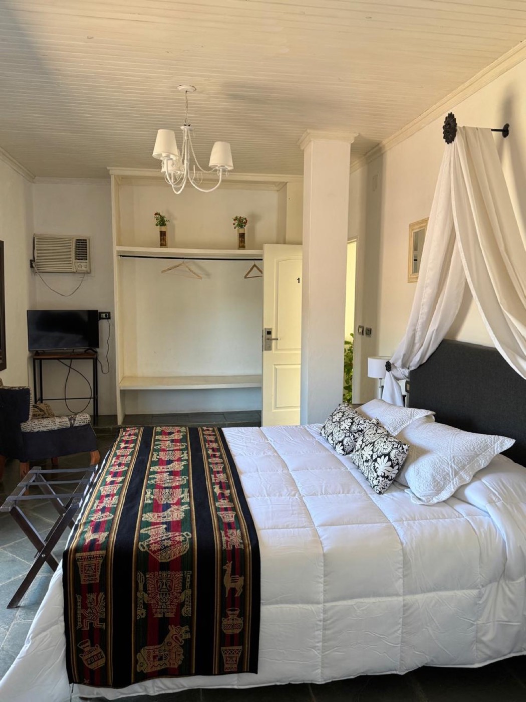 Habitación con dosel y camino andino