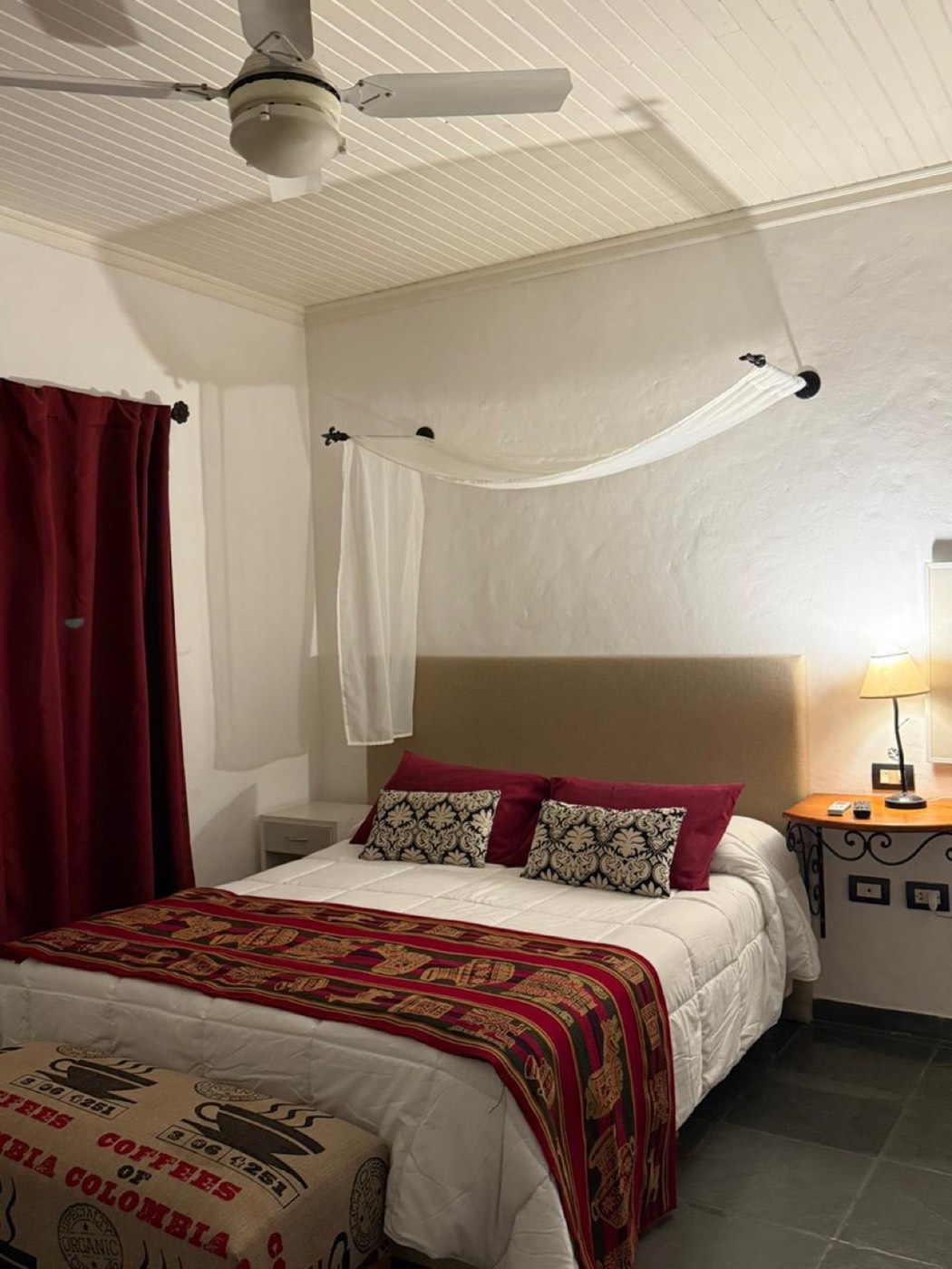 Habitación con cortinas bordó