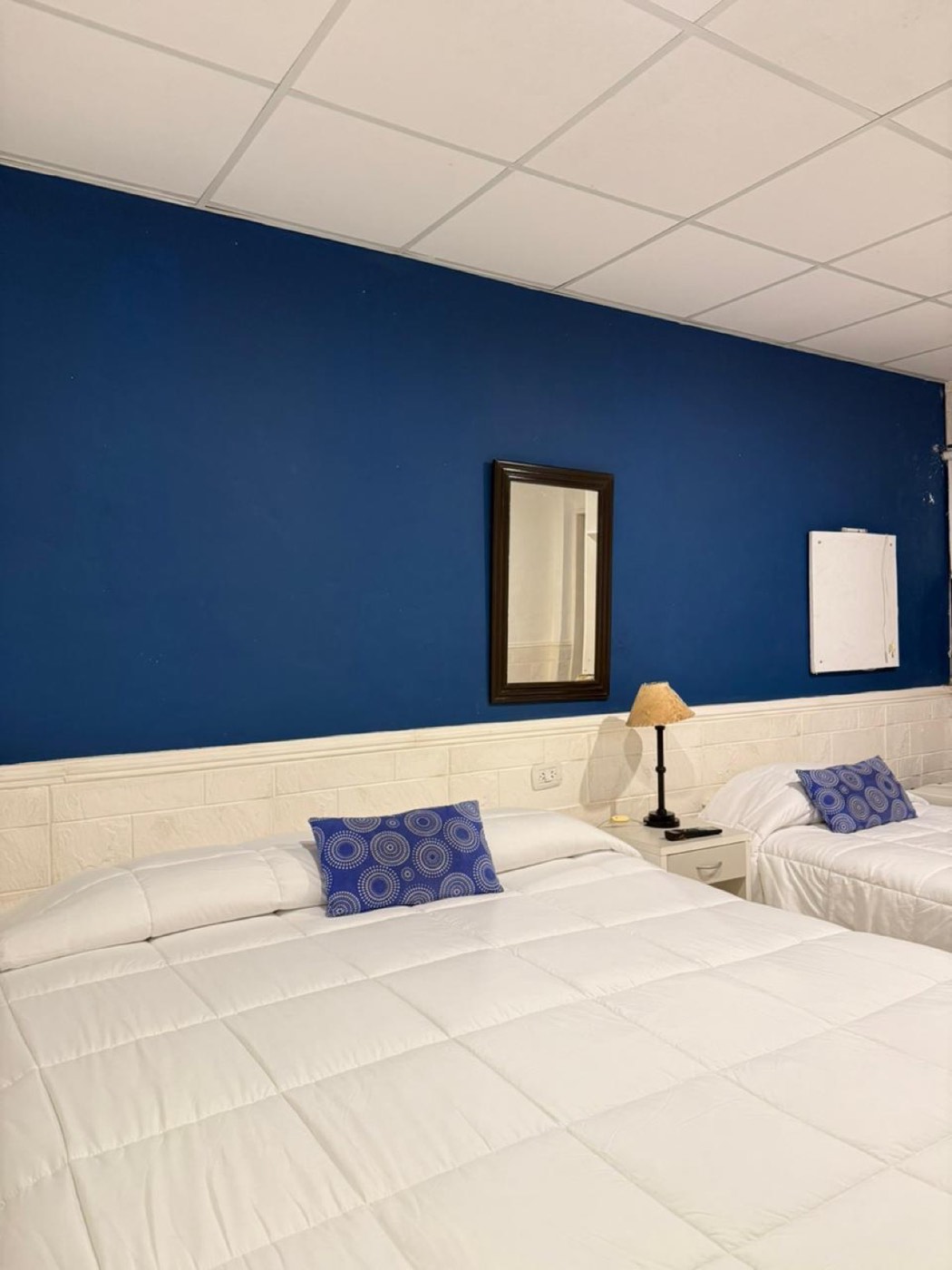 Habitación twin, con la pared azul