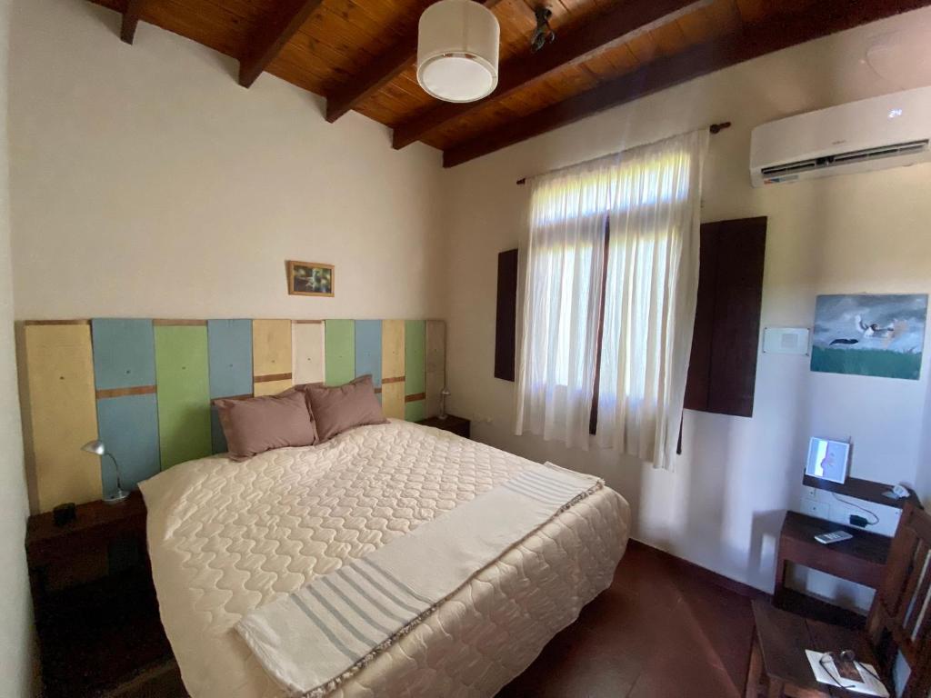 Habitación con cama doble y ventana al jardín