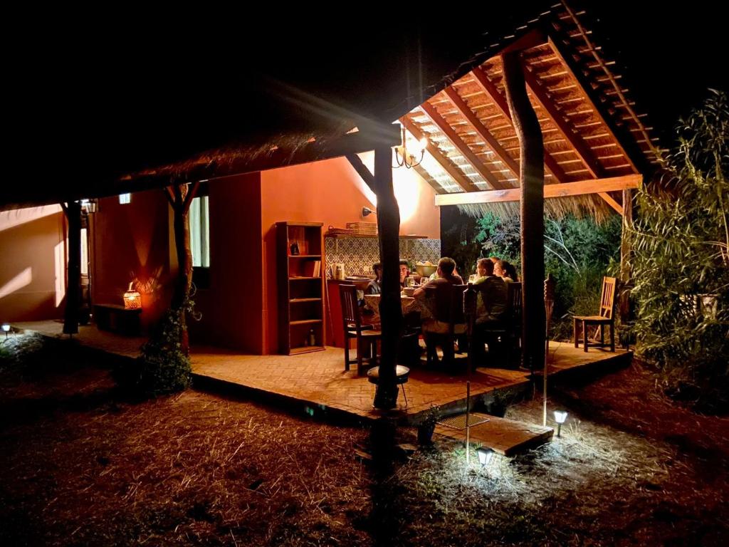 Cena bajo la pérgola exterior de noche