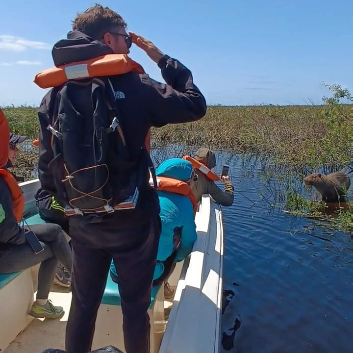 Grupo en excursión por la laguna