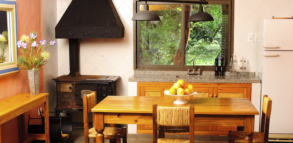 Cocina con hornalla a leña y productos de la región