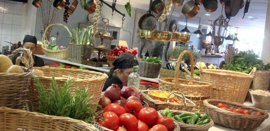 Cocina profesional con productos frescos de temporada