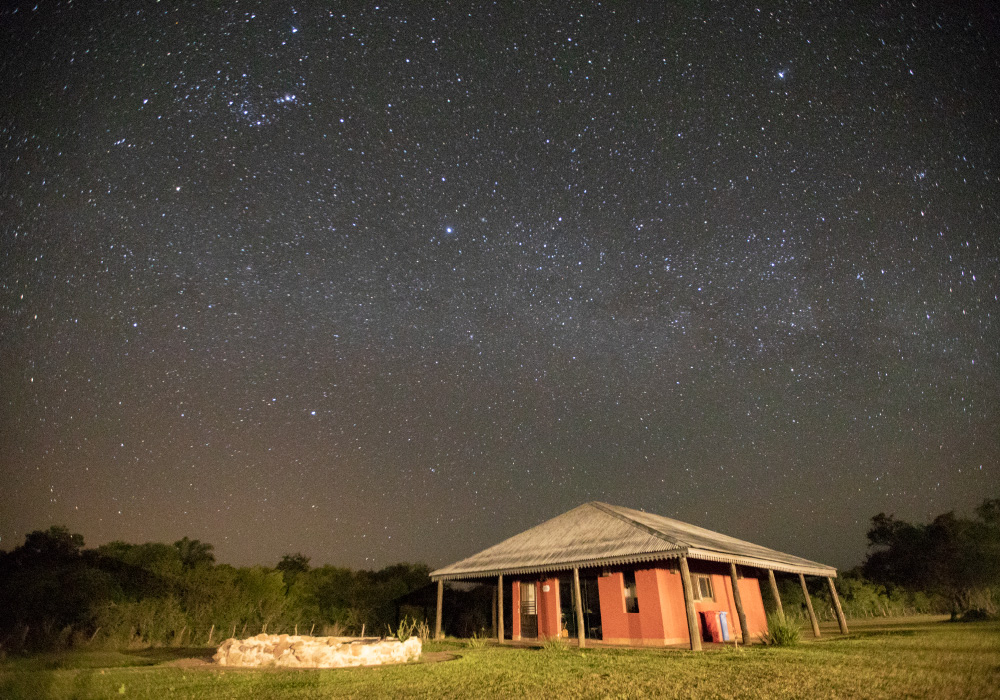 Cielo estrellado sobre el lodge  -  astroturismo en los esteros