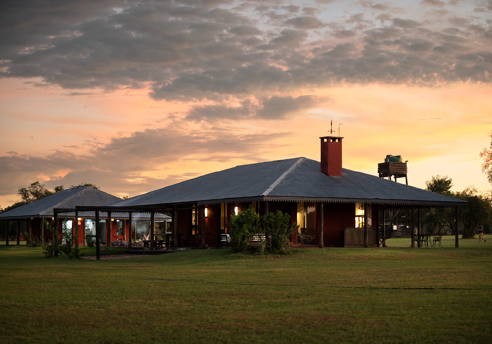 Casco principal del Iberá Lodge al atardecer  -  Mercedes, Corrientes