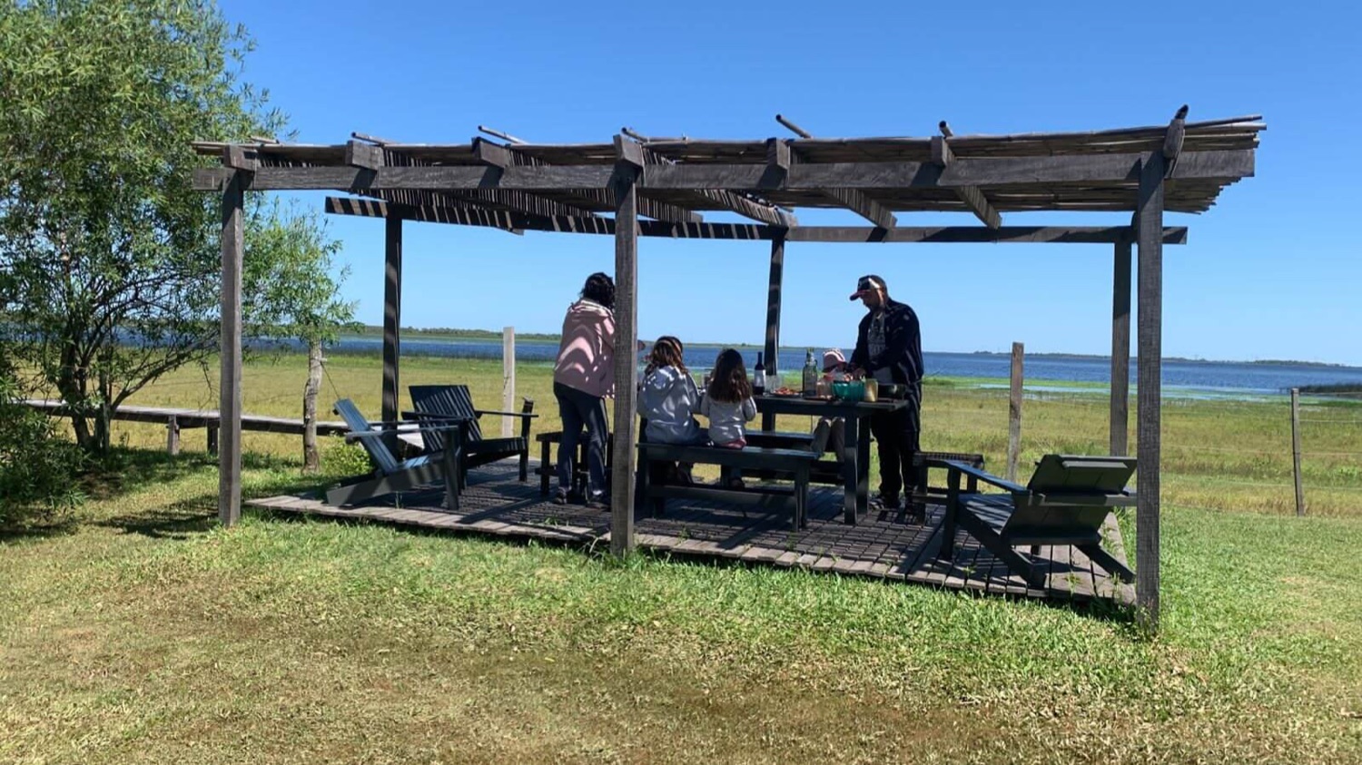 Quincho con pérgola y vista al estero