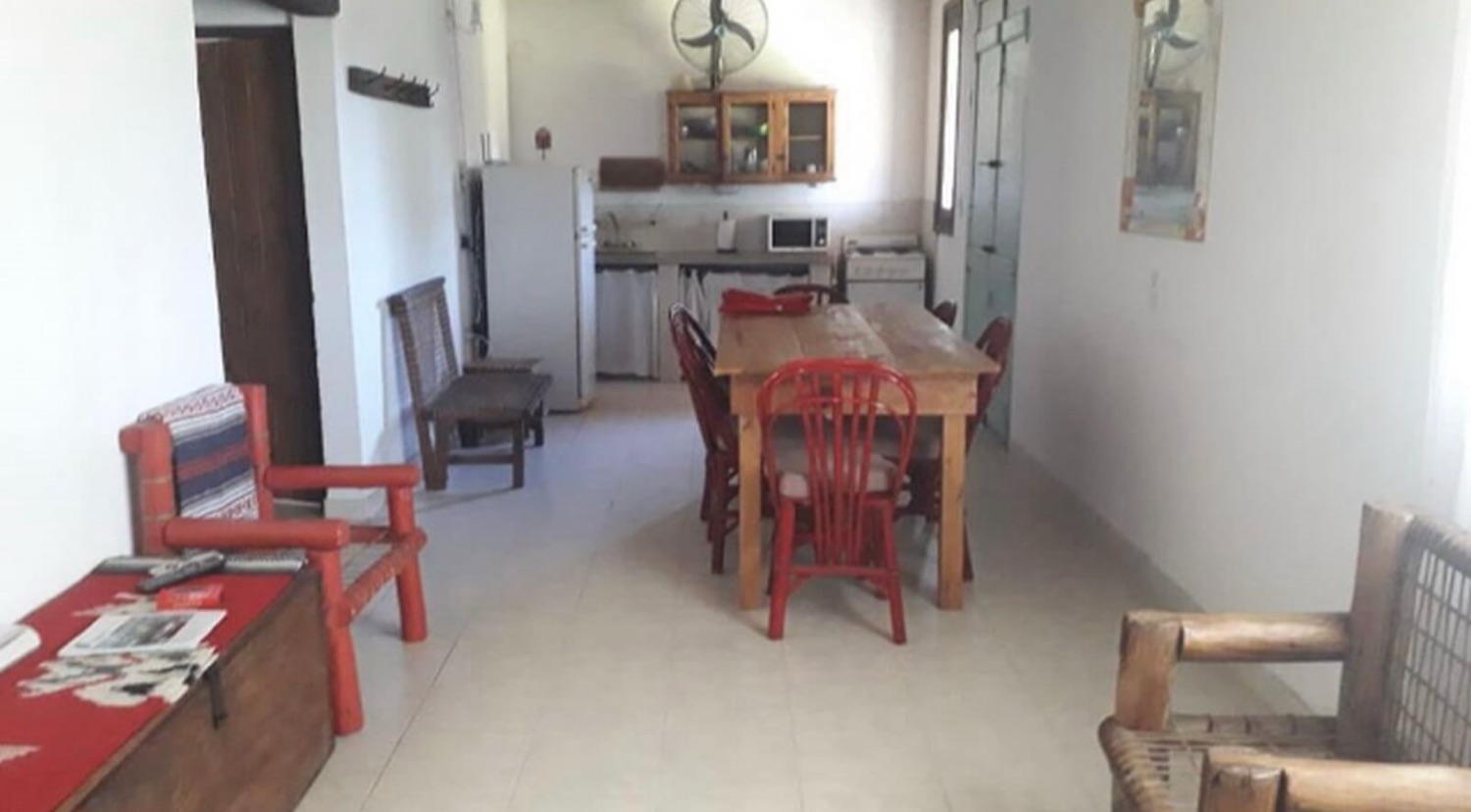Living-comedor con sillones de algarrobo