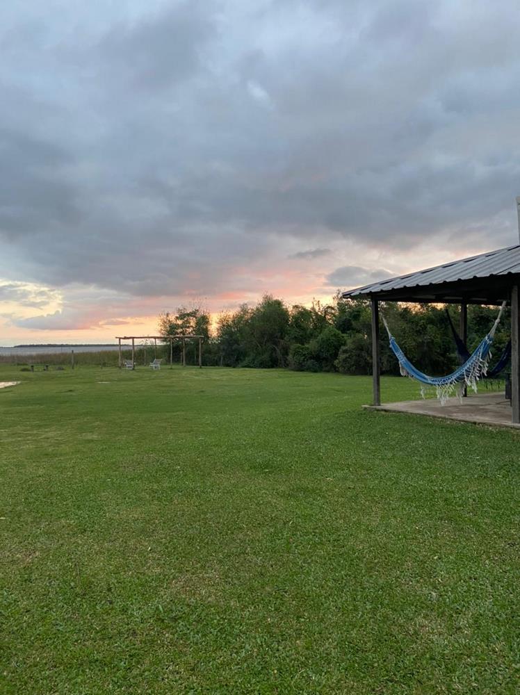 Parque y cabañas al atardecer