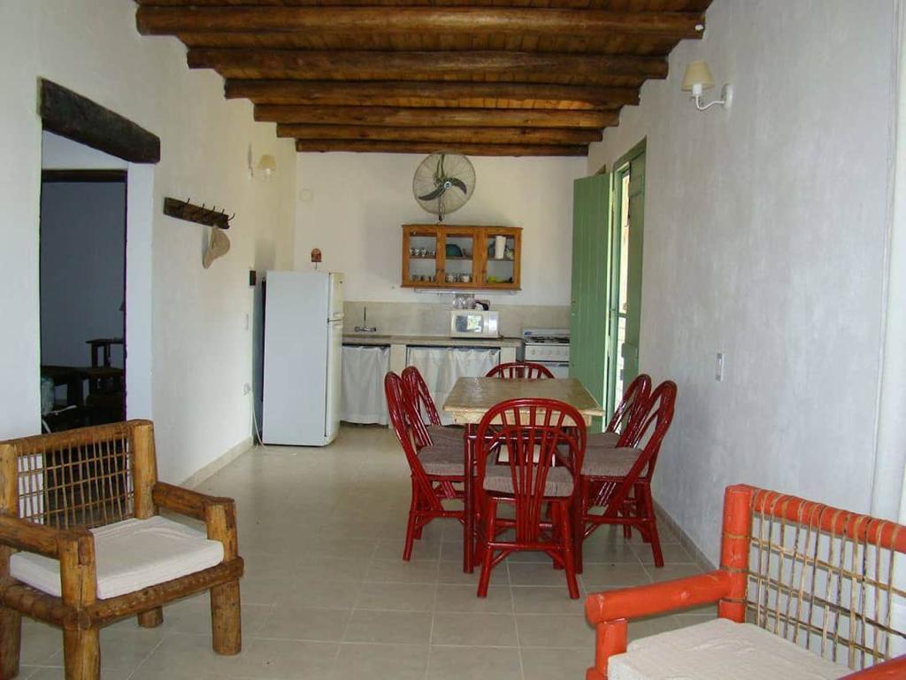 Cocina y comedor con techo de troncos