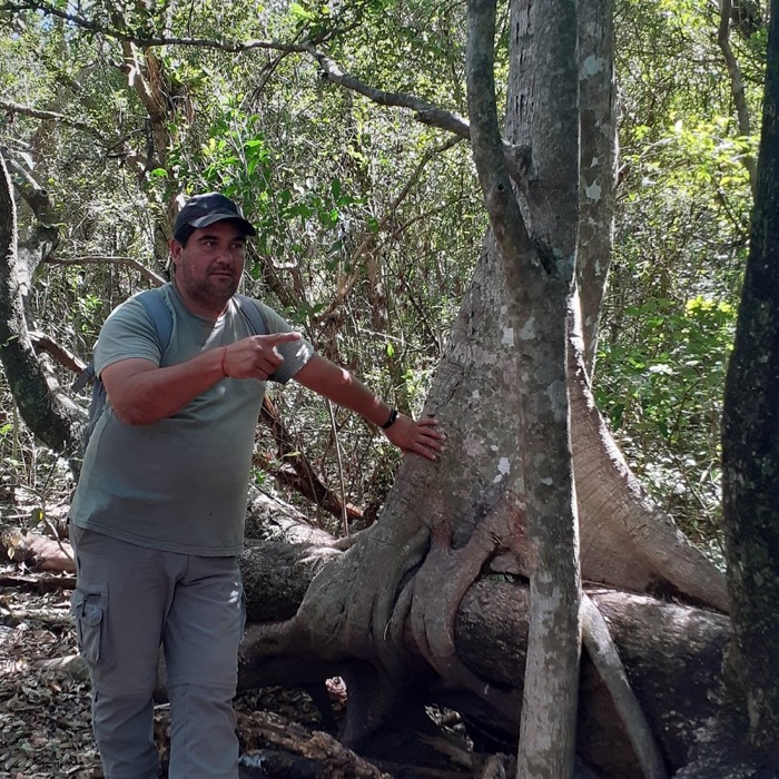 Guía naturalista explicando la flora del monte nativo