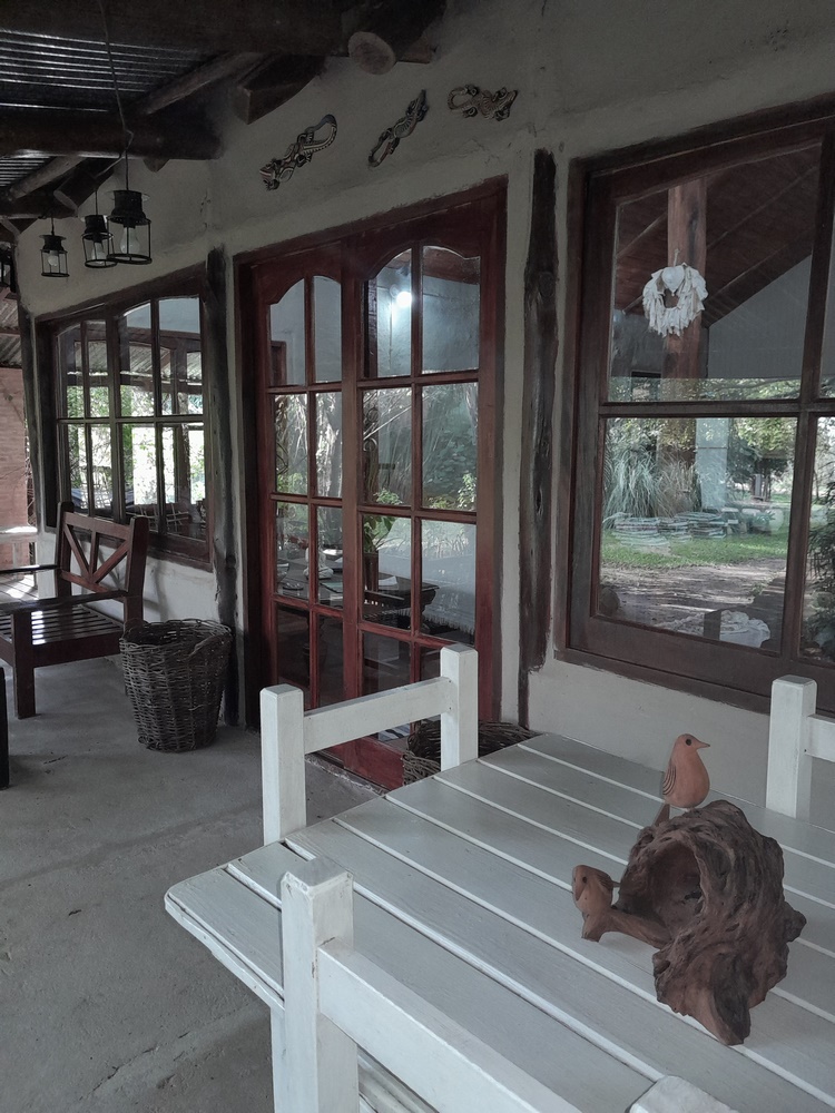 Galería de la casa con muebles de madera tallada